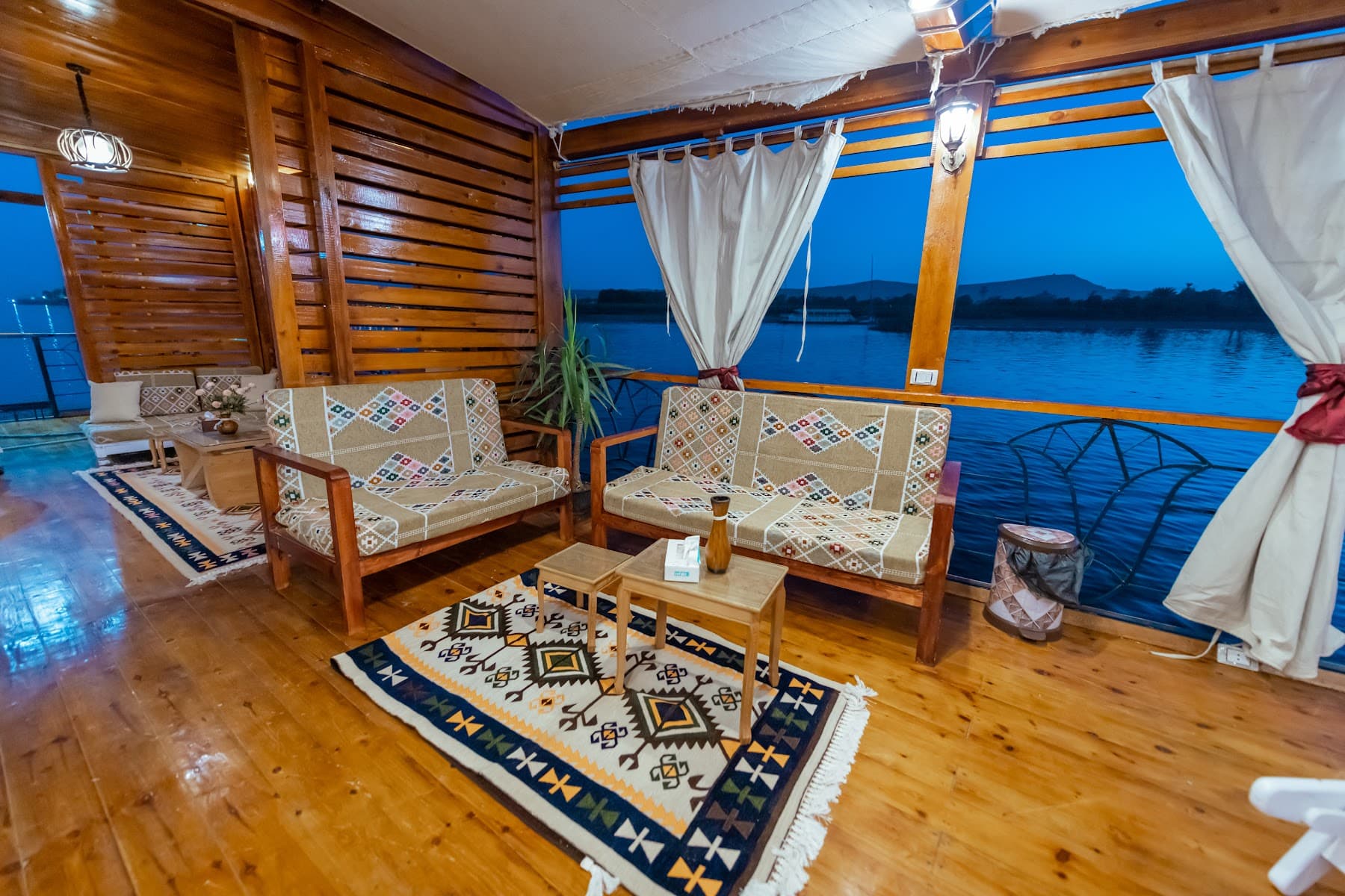 Queen Cleopatra — interior 2